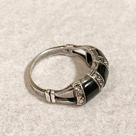 Vintage Sterling Silver Triple Marcasite and Black Onyx Ring - Picture 4 of 11